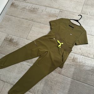 Figs set. Top Catarina slim, bottoms Zamora joggers. XS.